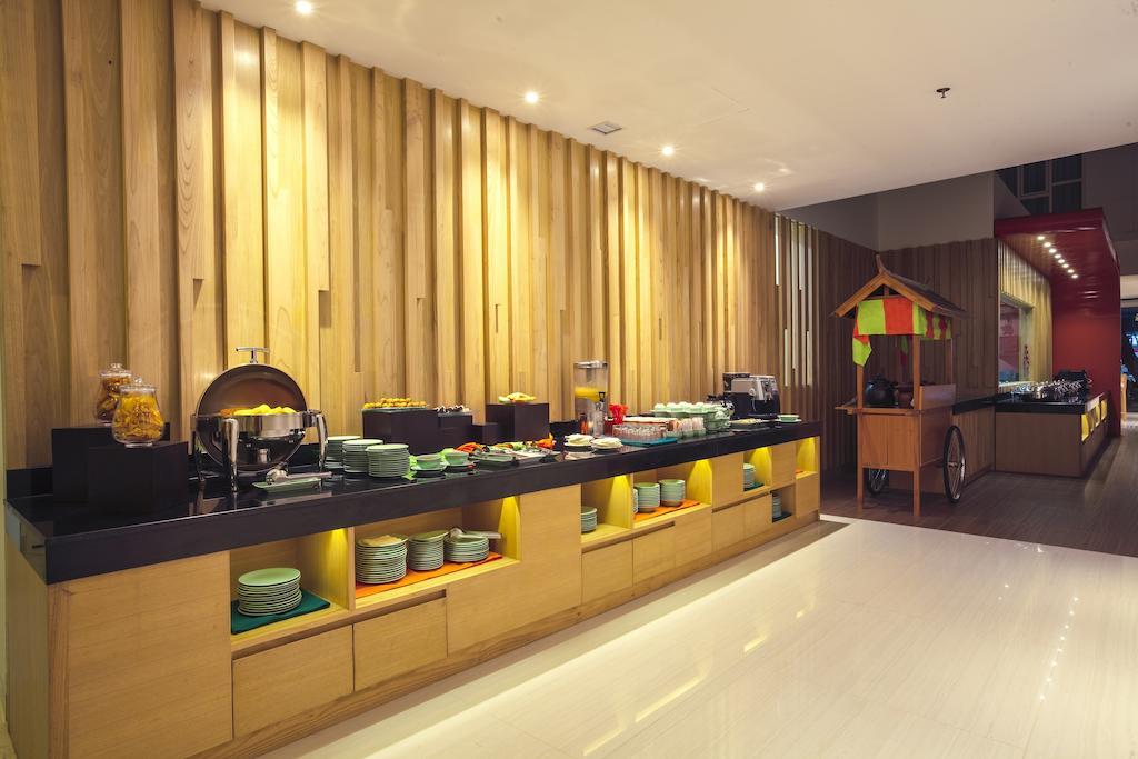 Harris Hotel Raya Kuta Lombok Exterior foto