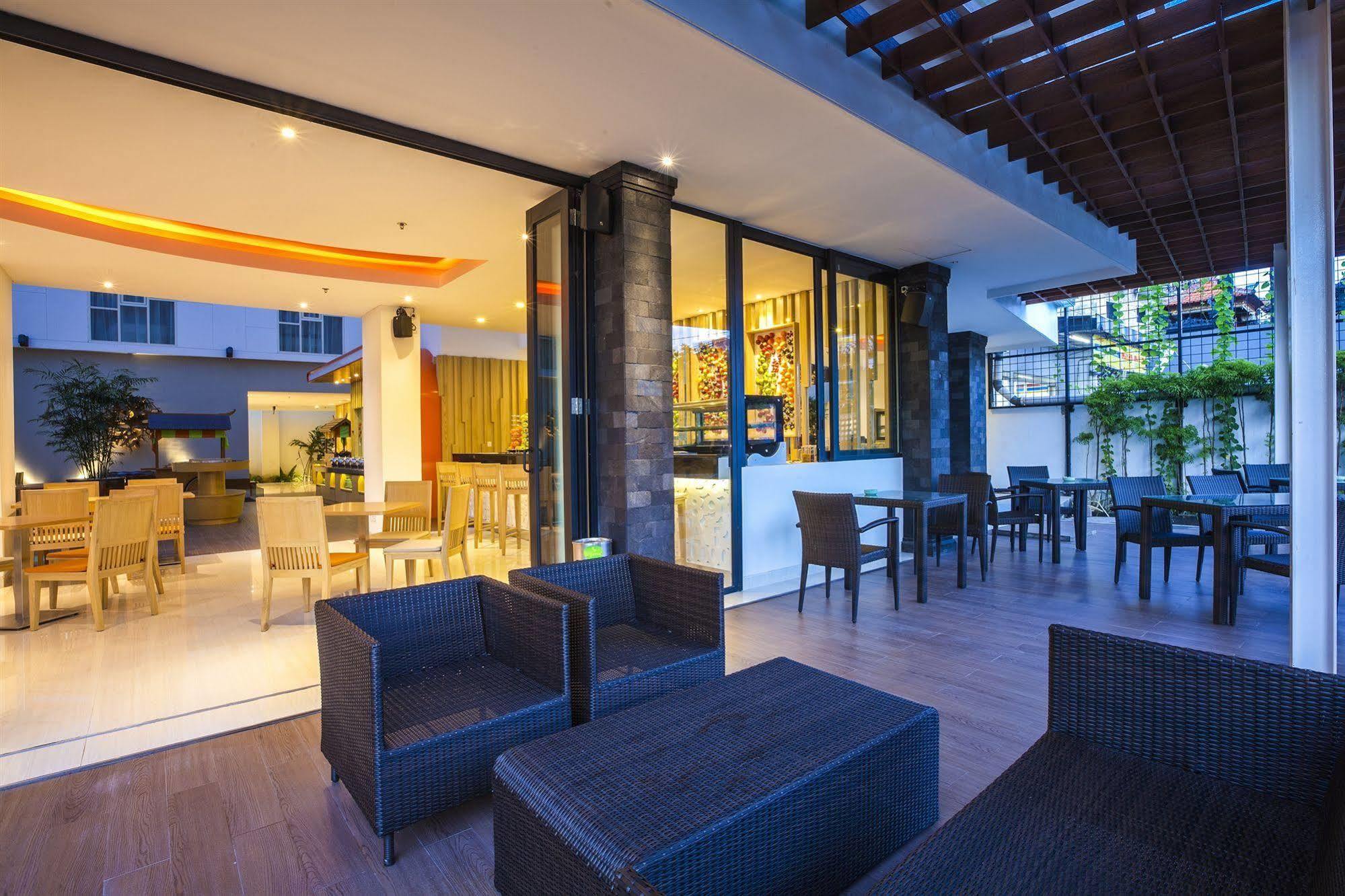 Harris Hotel Raya Kuta Lombok Exterior foto