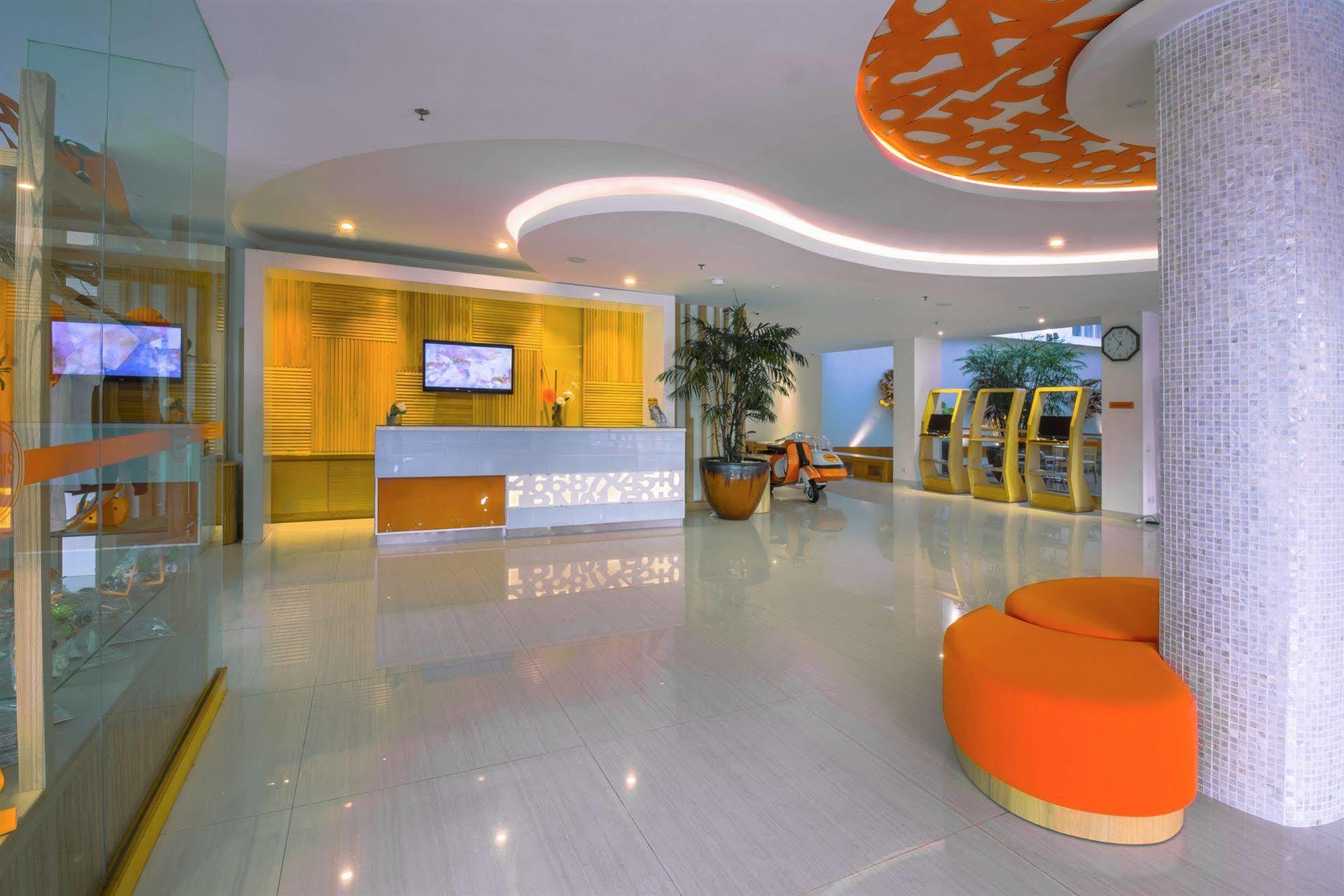 Harris Hotel Raya Kuta Lombok Exterior foto
