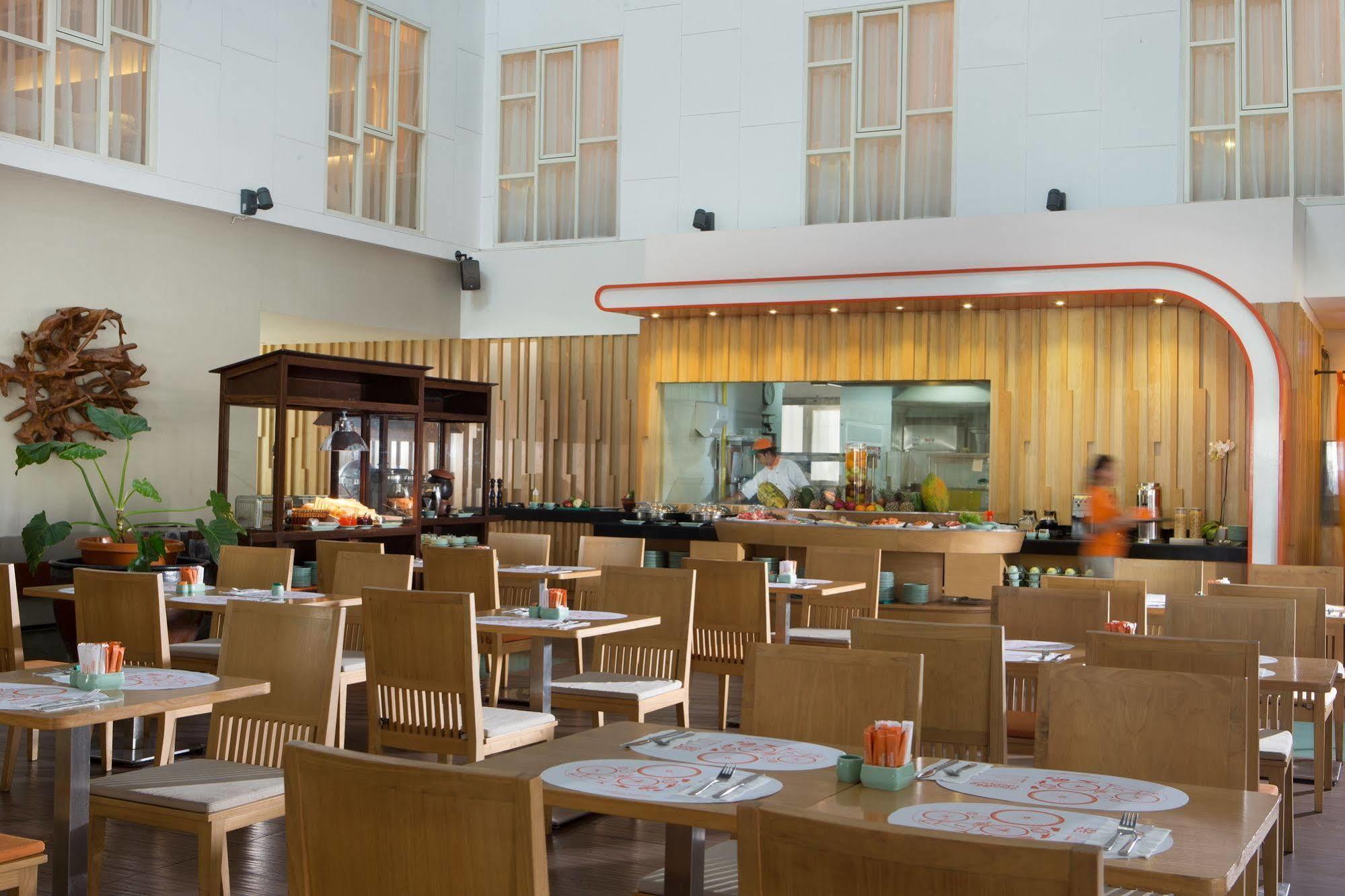 Harris Hotel Raya Kuta Lombok Exterior foto