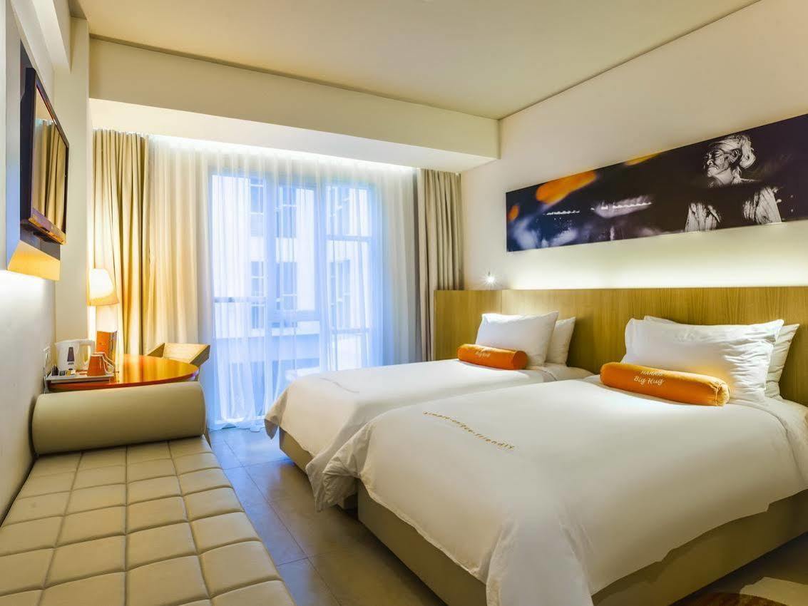 Harris Hotel Raya Kuta Lombok Exterior foto