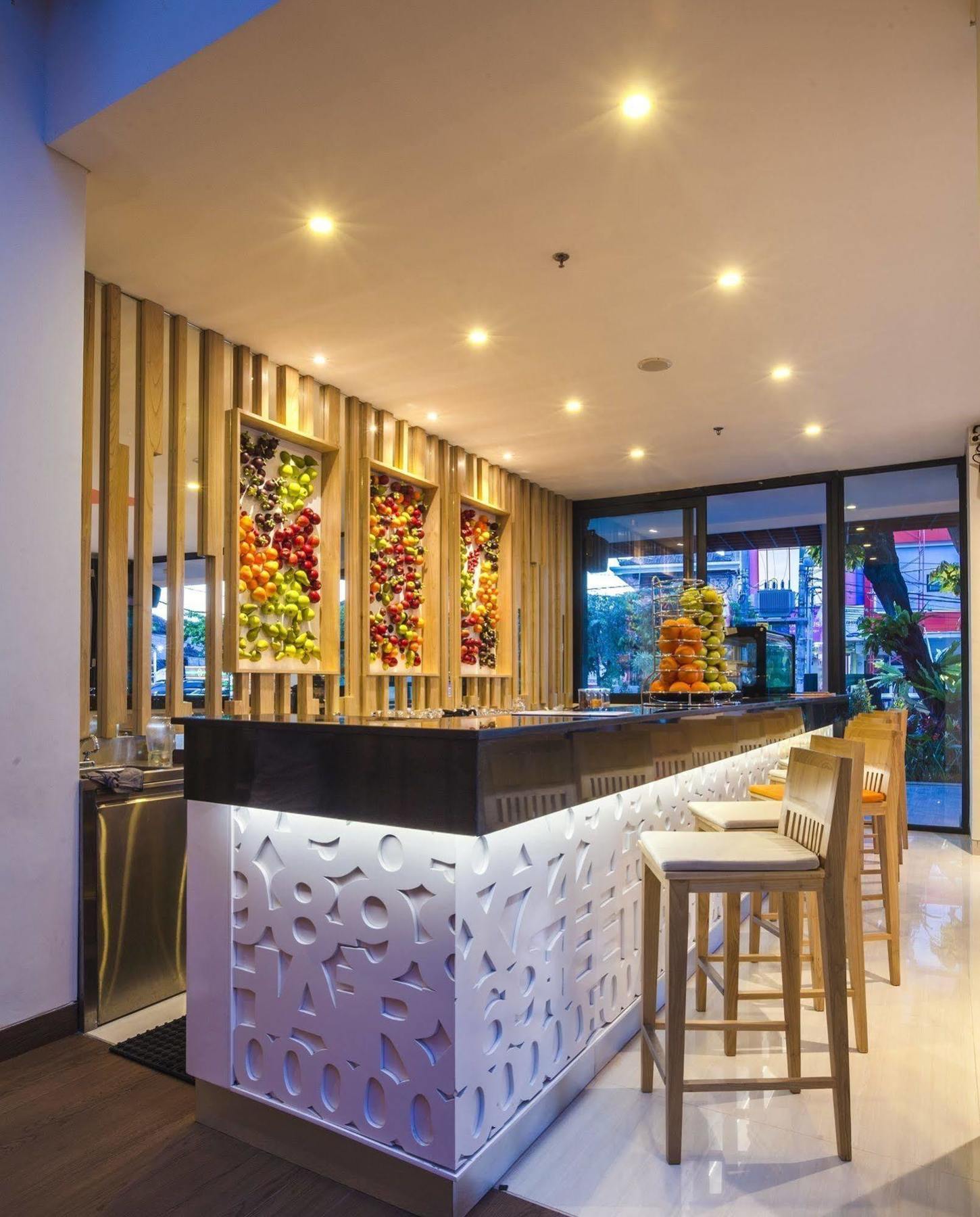 Harris Hotel Raya Kuta Lombok Exterior foto