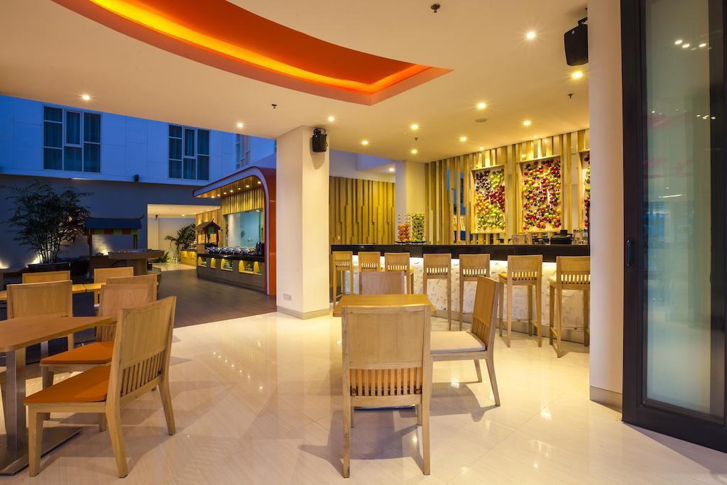 Harris Hotel Raya Kuta Lombok Exterior foto